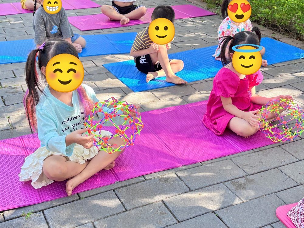 Bé gái cười vui cầm bóng thở