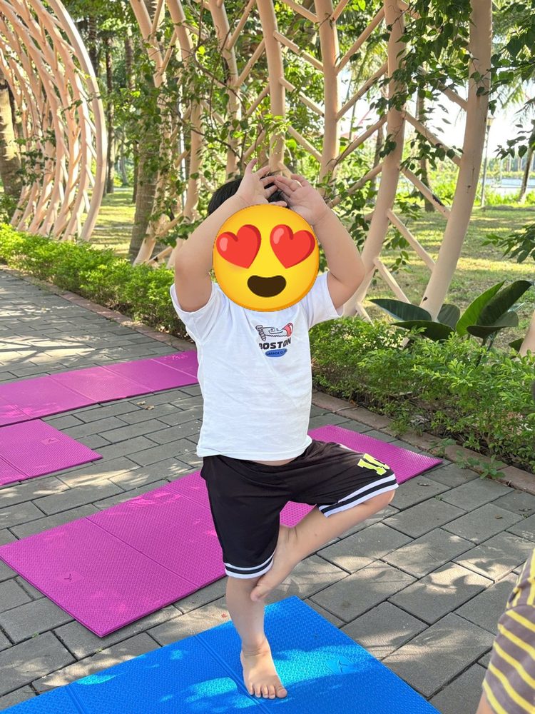 Bé trai đứng tư thế cái cây