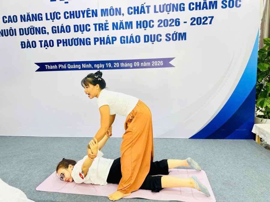 Cô Sophia chỉnh tư thế cho một học viên