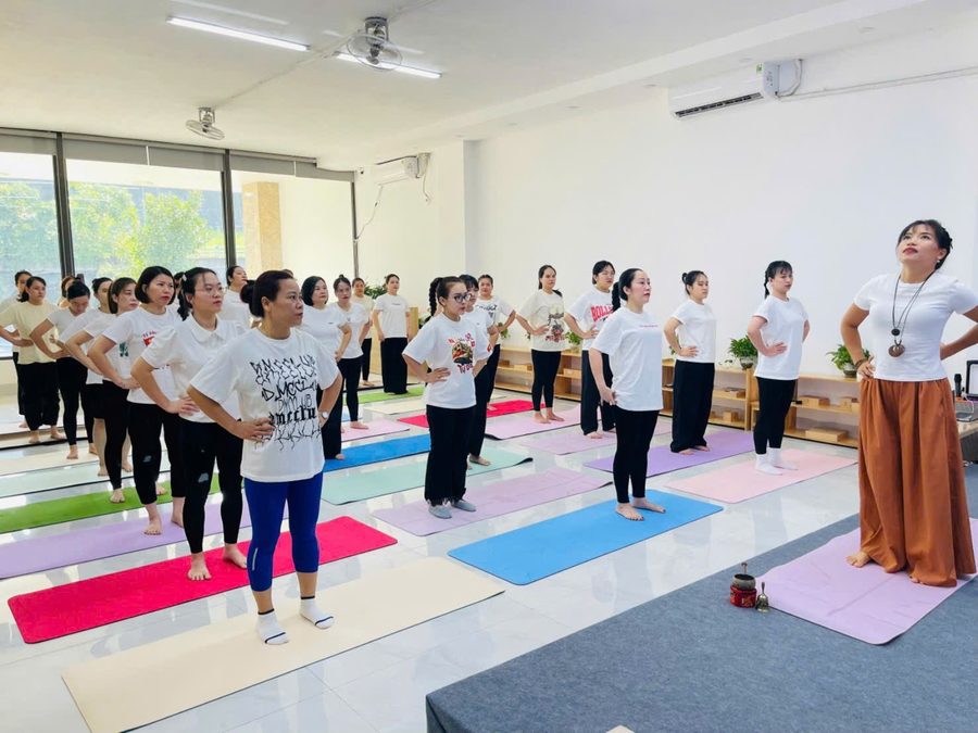 Cô Sophia dẫn cả lớp giáo viên đứng tập