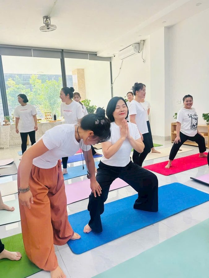 Cô Sophia hướng dẫn riêng từng học viên