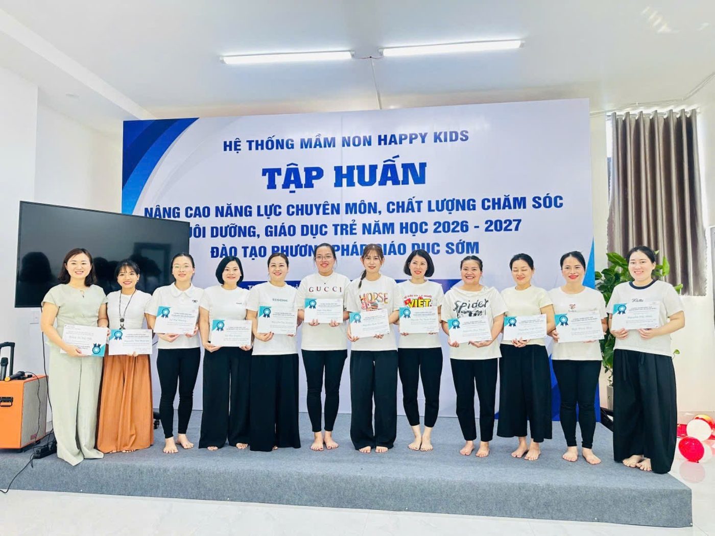 Cô Sophia cùng các cô giáo Hệ thống Mầm non Happy Kids cầm giấy chứng nhận sau buổi tập huấn