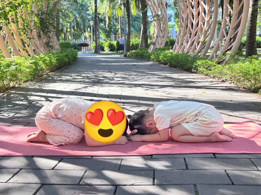 Hai bé gái tư thế em bé, đầu chạm nhau