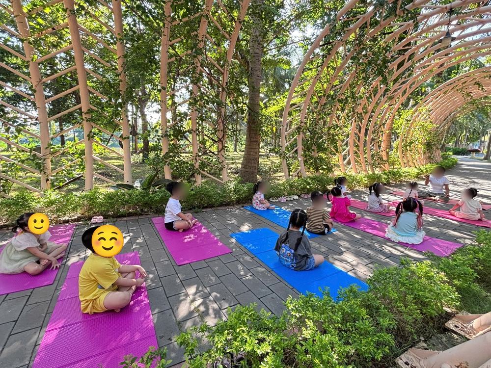 Lớp yoga ngoài trời của các bé dưới vòm cây xanh Ecopark