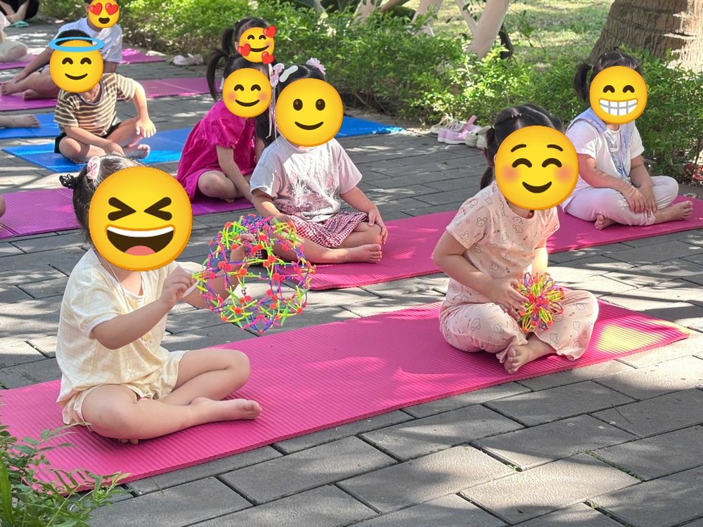 Các bé mầm non cười vui với bóng thở