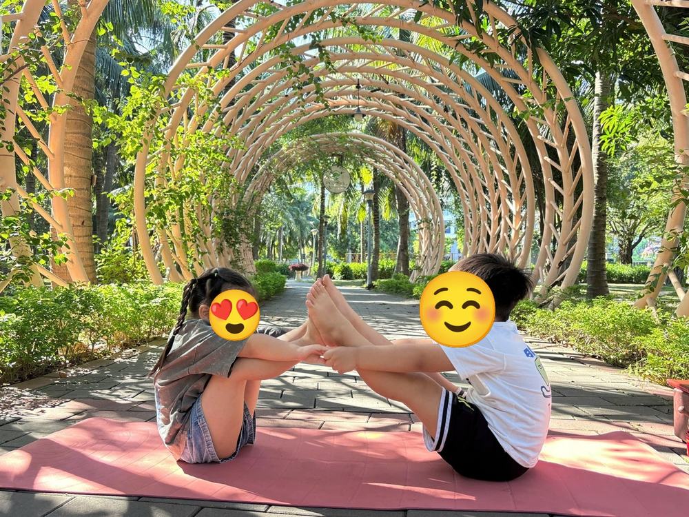 Hai bé lớp Thiếu Nhi tập đôi tư thế con thuyền