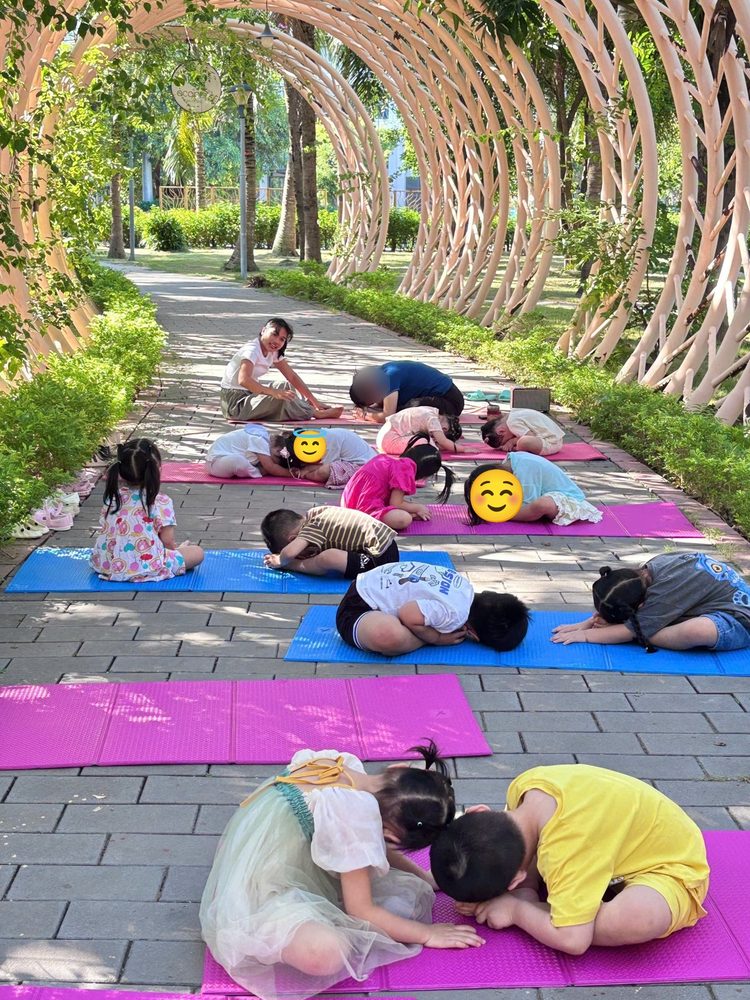 Cả lớp cúi người tư thế em bé