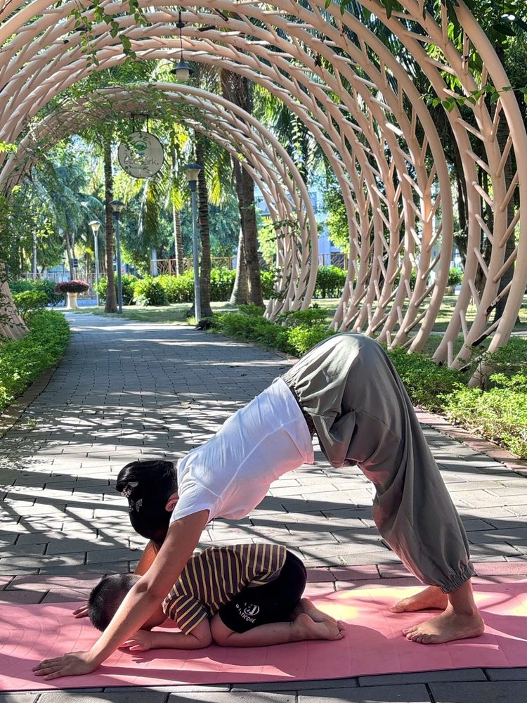 Cô Sophia làm cây cầu, bé cuộn tròn bên dưới