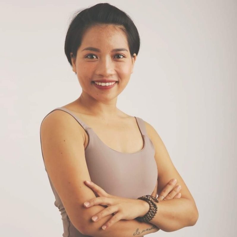 Chân dung cô Sophia khoanh tay mỉm cười
