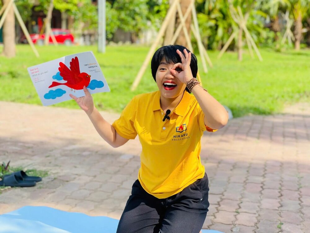 Cô Sophia kể chuyện chú chim đỏ cho các bé ngoài trời